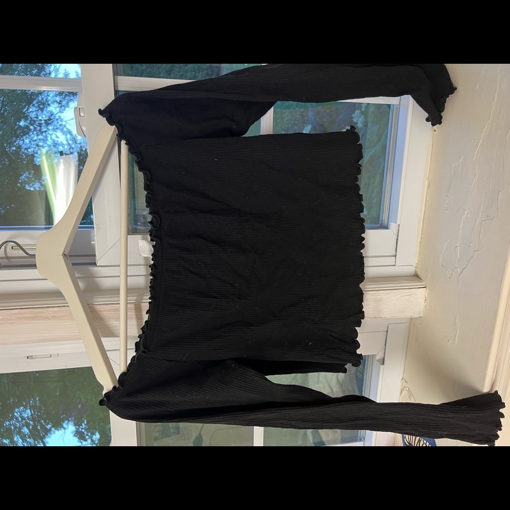 Black shoulder free long sleeve.
